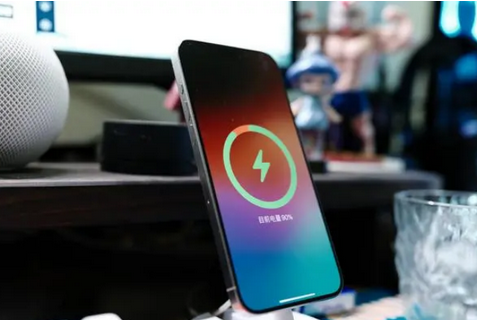 宜昌苹果15换屏服务分享用什么充电器给iPhone15充电更好 